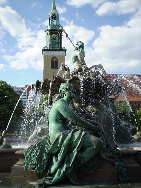 berlin 011.JPG - The fountain near the Rotes Rathaus